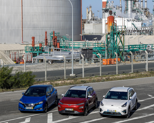 Nissan Leaf, Hyundai Kauai electric e Kia e-Niro dizem adeus aos combustíveis fósseis à porta da refinaria de Sines.